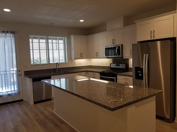 4th image of 576 Boulder Cir