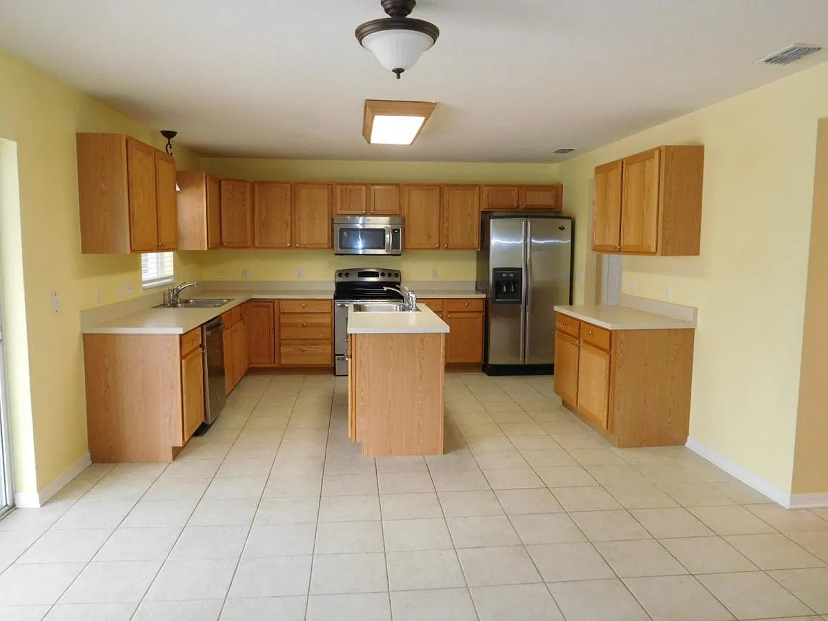 4 bed, 2.5 bath, 2980 sqft, $3,100 — Photo 2