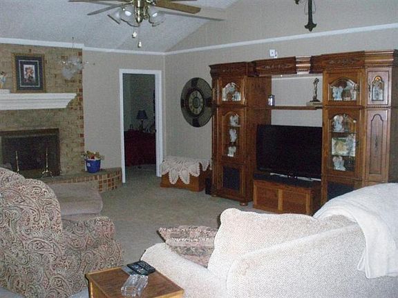 5th image of 7911 Knoxville Ave