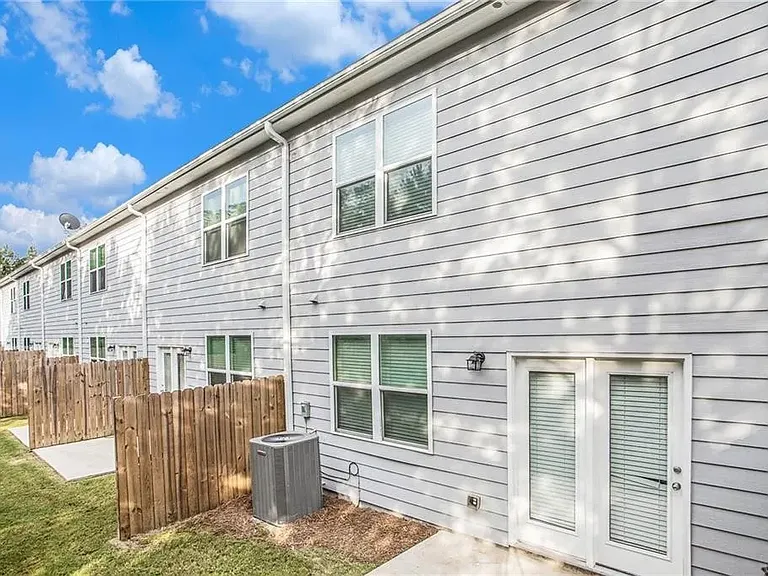 1502 Vernon Blvd — Photo 13