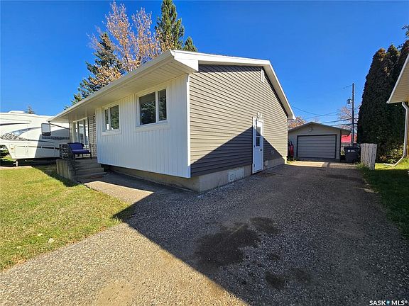4th image of 719 3rd STREET E