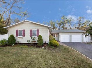 34 Grady Ln, Coram, NY 11727