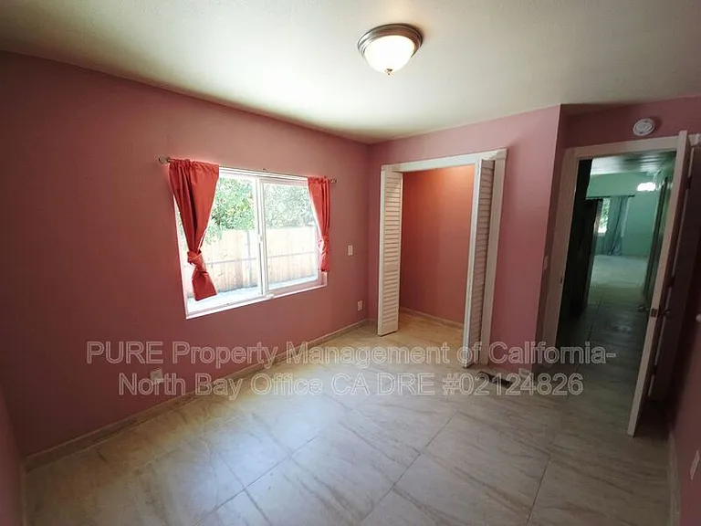 927 N Oak St — Photo 7