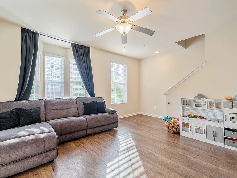 8335 Daydream Cres — Photo 10
