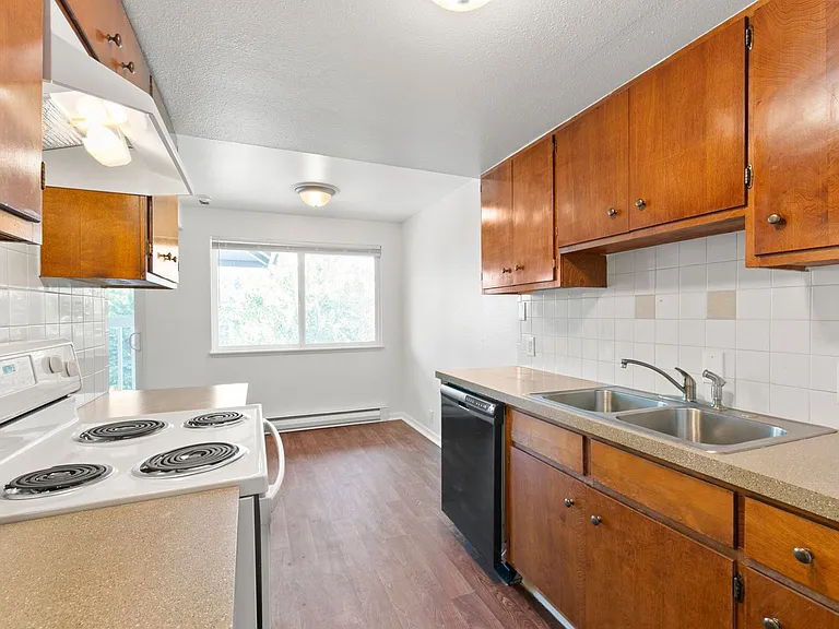 Park Ridge Apartments — Photo 41
