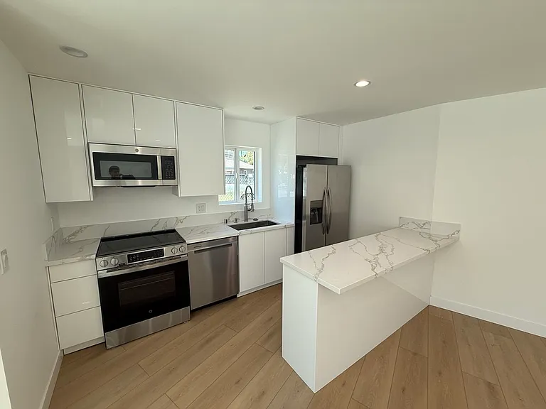 10939 Christine Way — Photo 7