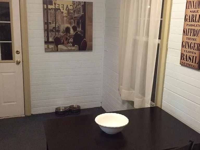 mud room (leads out to back yard)
