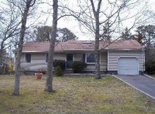 6 Homewood Dr, Hampton Bays, NY 11946