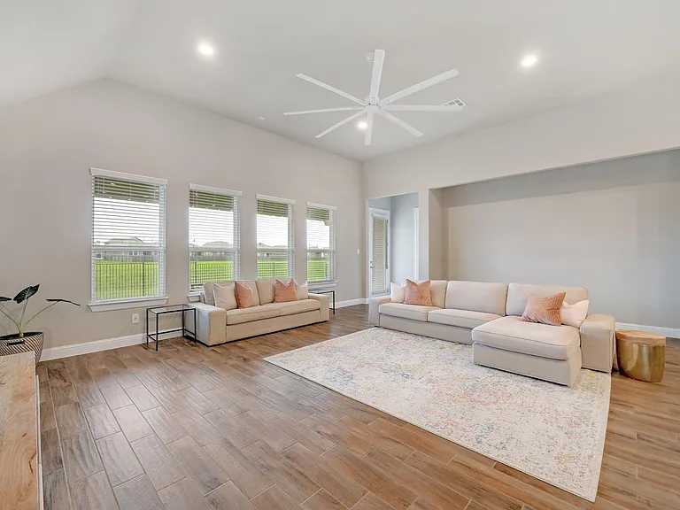 6813 Leonardo Dr — Photo 3