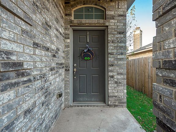 4th image of 425 Shadow Grass Ave