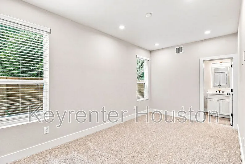 3 bed, 3.0 bath — Photo 3