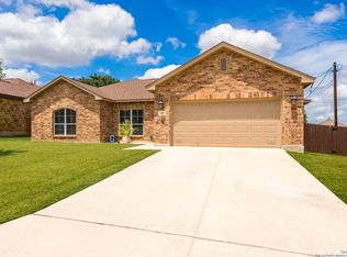 121 Ridgecrest, Floresville, TX 78114