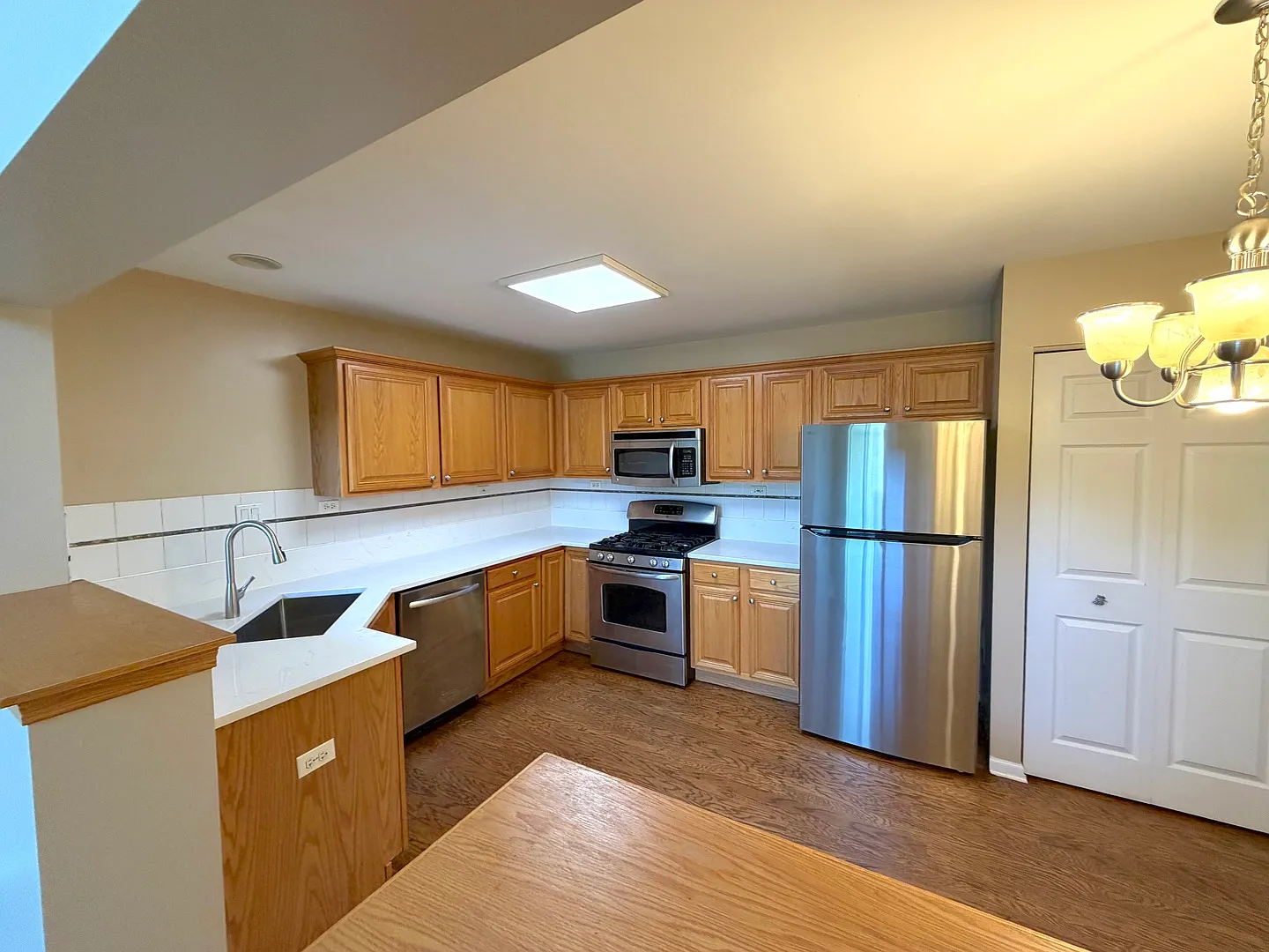 2 bed, 2.5 bath, 1700 sqft, $3,200 — Photo 3