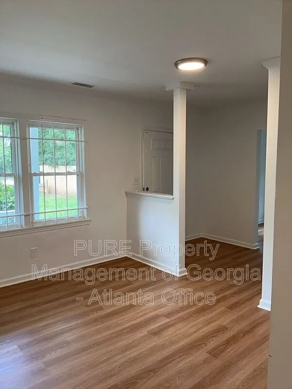 3 bed, 1.0 bath, 1040 sqft, $1,525 — Photo 3