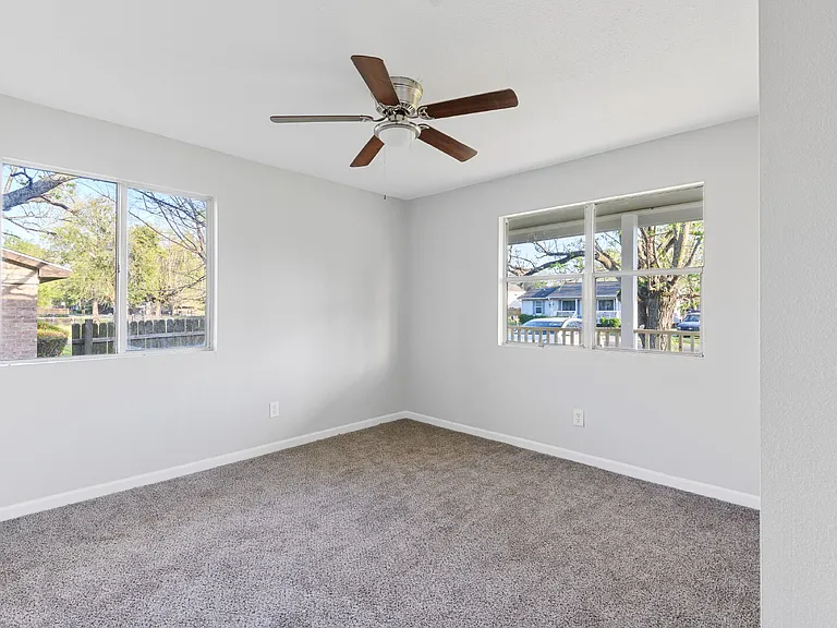 986 Dewalt St — Photo 5