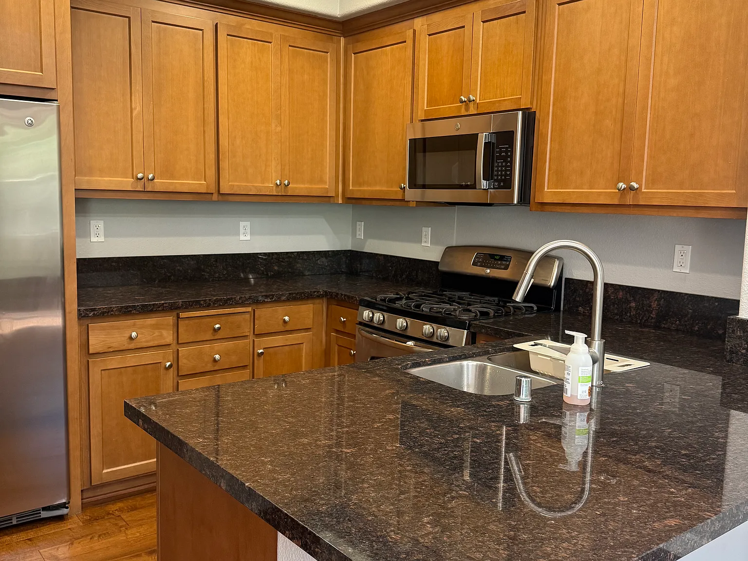 2 bed, 2.5 bath, 1239 sqft, $4,295 — Photo 2