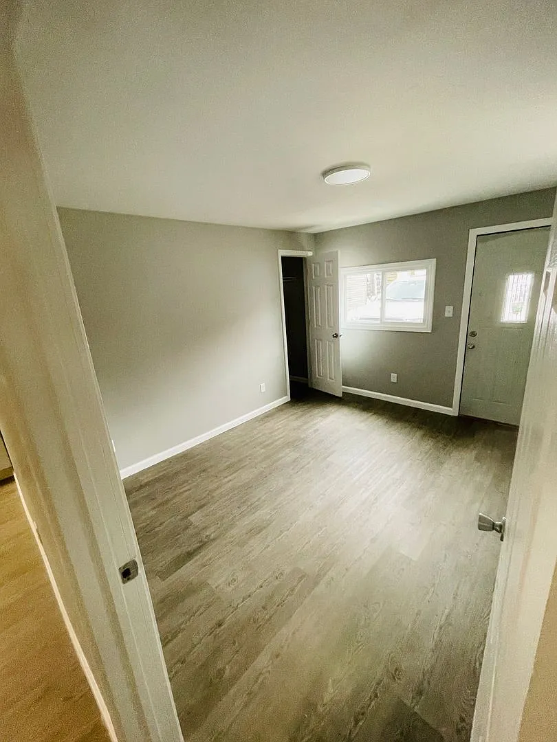 810 Brown — Photo 2