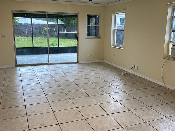 4th image of 375 SE Abeto Ln