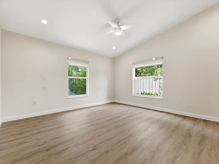 530 NE 3rd Ave — Photo 15