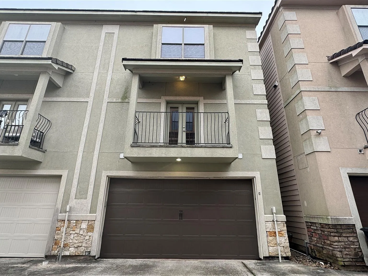 3 bed, 3.5 bath, 2384 sqft, $3,100 — Photo 2
