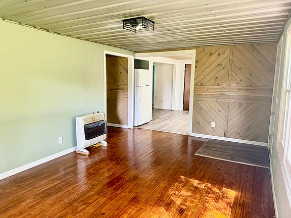 2nd image of 3021 Oaks Rd