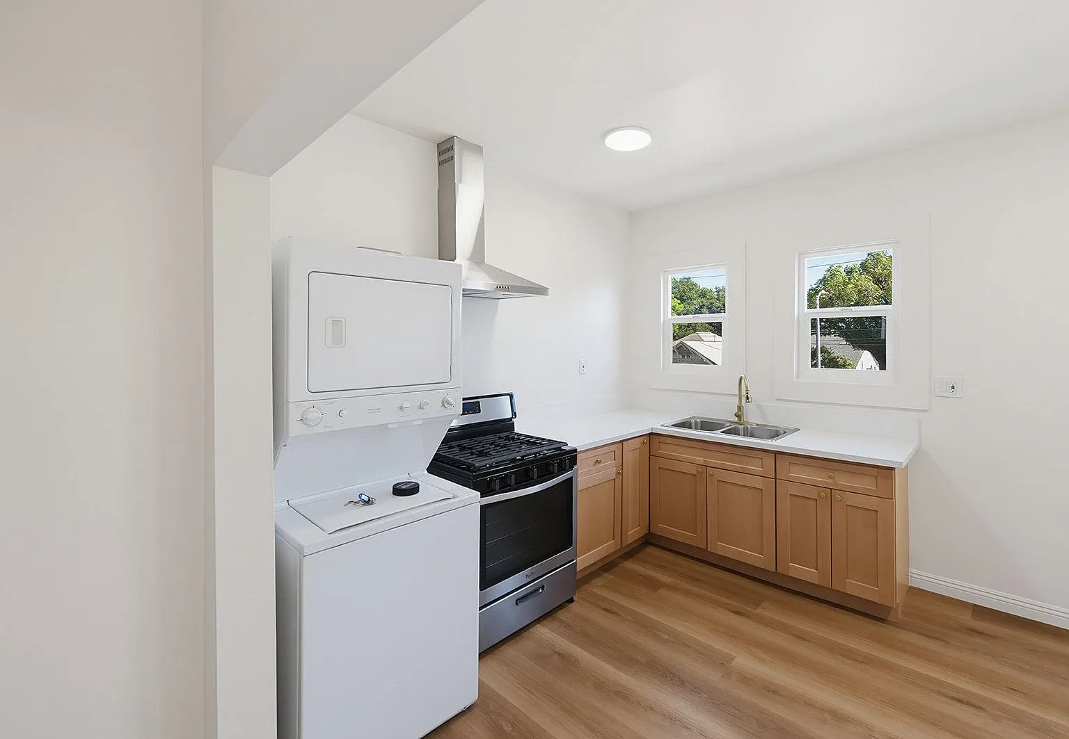 3 bed, 2.0 bath, 1100 sqft, $2,831 — Photo 1