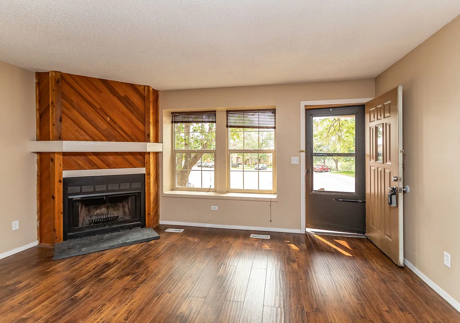 Charming 2 BR/2BA Townhome in Prime Rockrimmon Location! — Photo 2