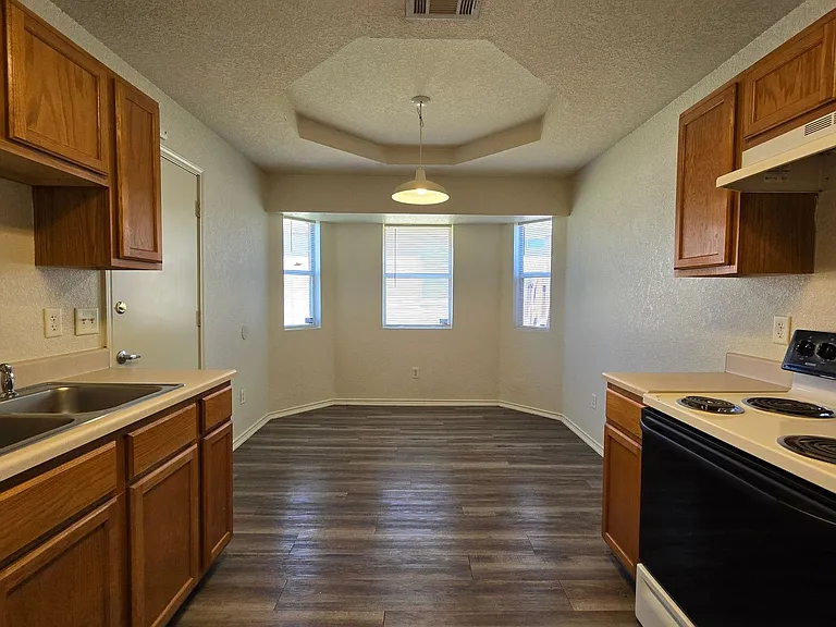 3303 Driftwood Dr — Photo 6