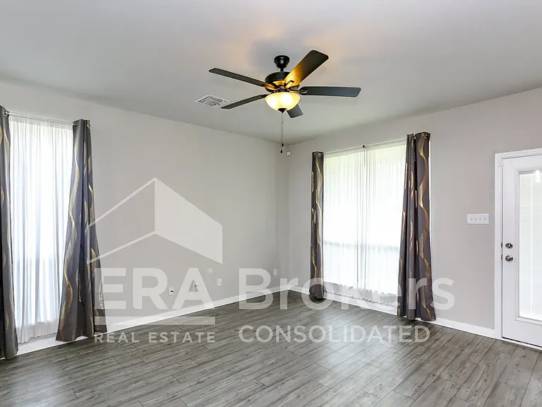 909 Clanton Cv — Photo 3