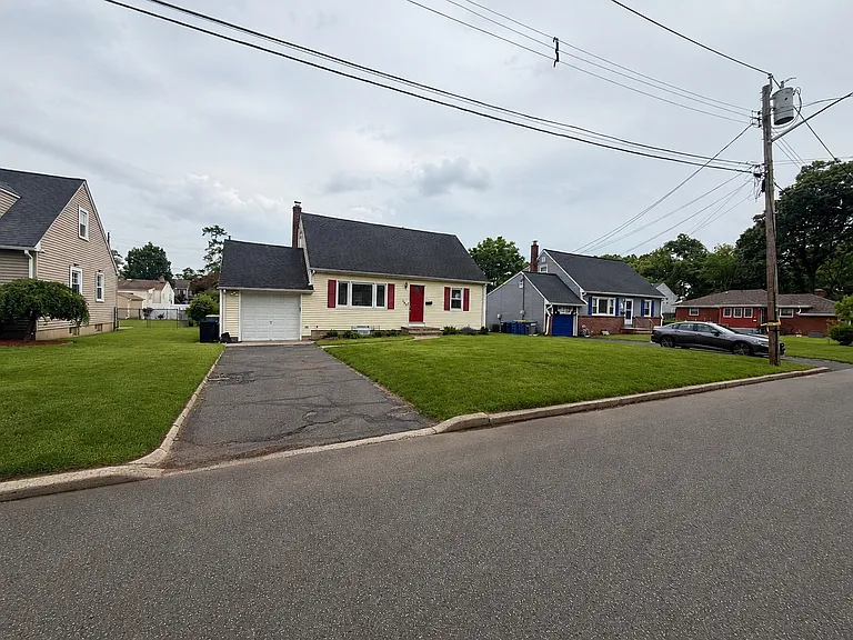 585 Mountainview Dr — Photo 2