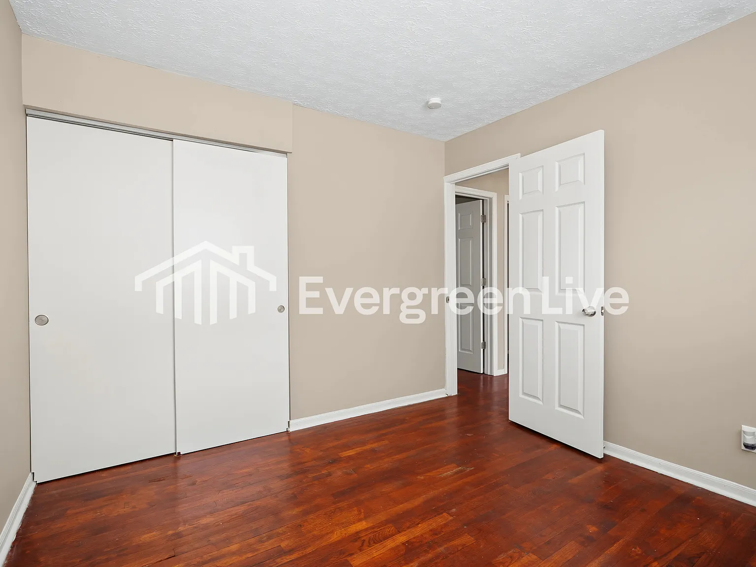 3 bed, 1.0 bath, 912 sqft, $1,495 — Photo 4