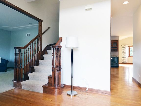 2 Story Foyer opens to 2nd floor hallway