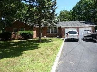 195 Eastport Manor Rd, Manorville, NY 11949