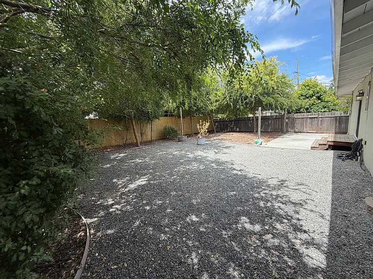 137 Maria Dr — Photo 2
