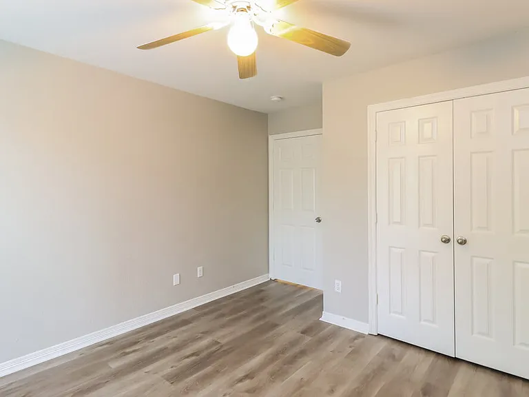 703 Biscayne Dr — Photo 12