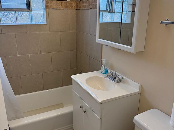 4th image of 810 S 19th Ave APT 2W