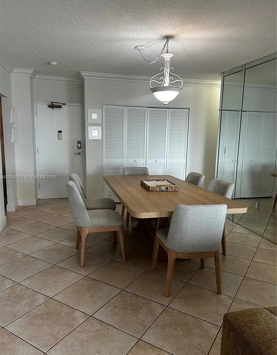 Hemispheres Condo — Photo 3
