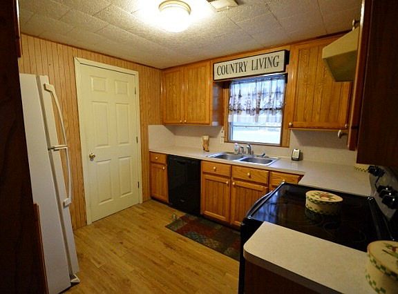 5th image of 403 E 2nd St