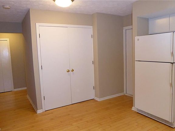 3rd image of 102 4th Ave