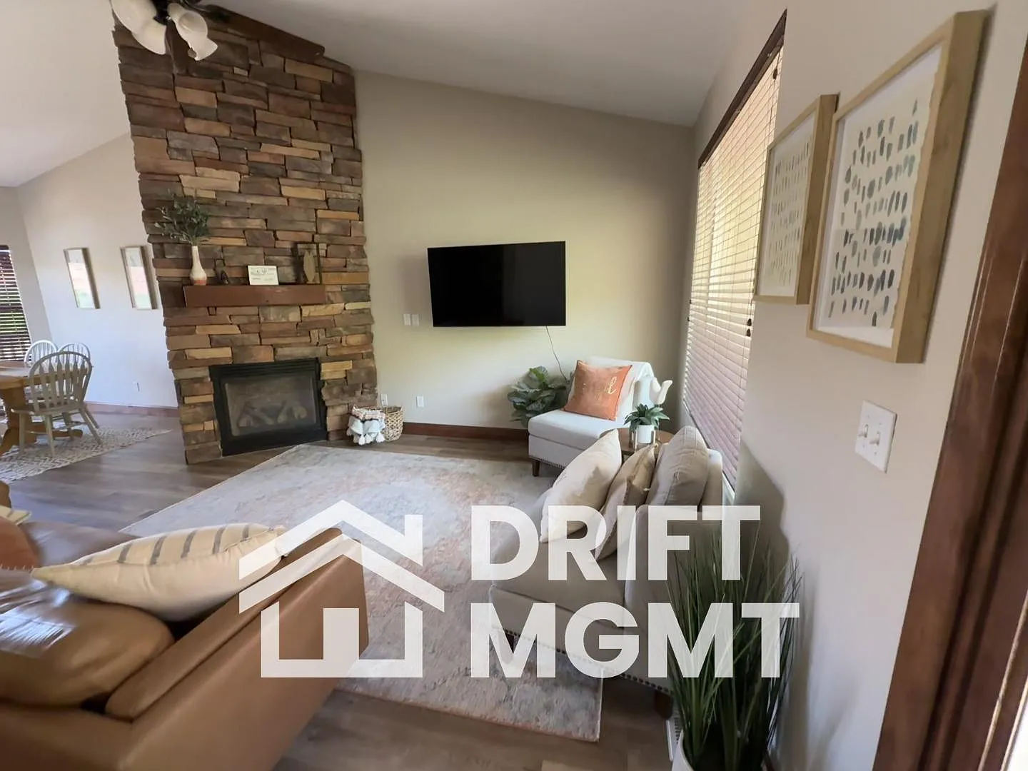 555 Huntridge Cir — Photo 3