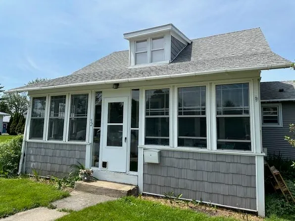 32 Delaware St, Rouses Pt, NY 12979