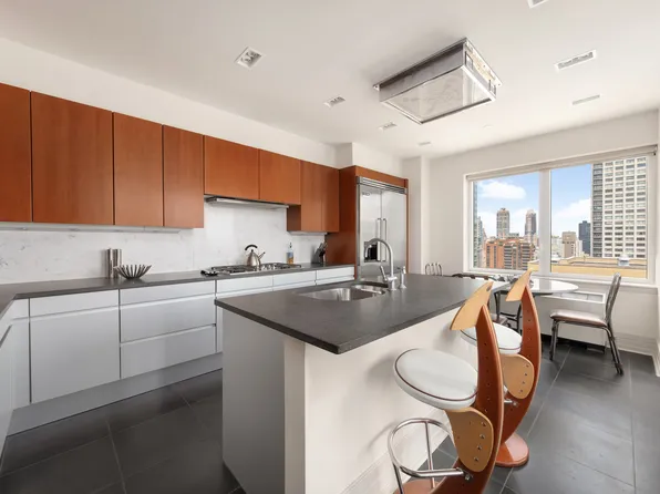 300 East 55th Street image 6 of 20