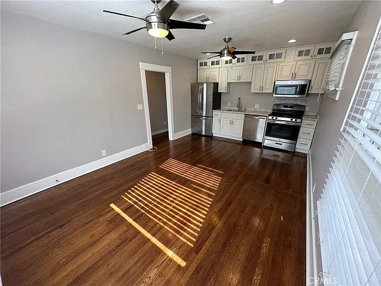 633 W Maple Ave — Photo 10