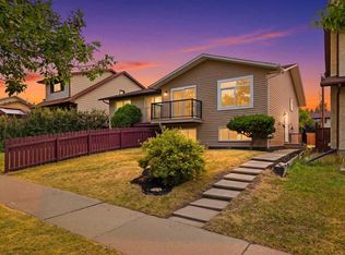 1387 E Berkley Dr NW, Calgary, AB T3K 1T5