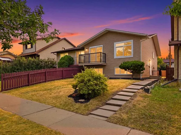 1387 E Berkley Dr NW, Calgary, AB T3K 1T5