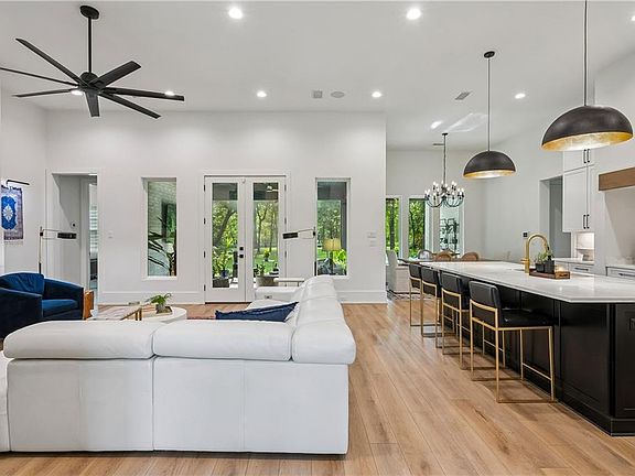 4th image of 18 Arbor Ln