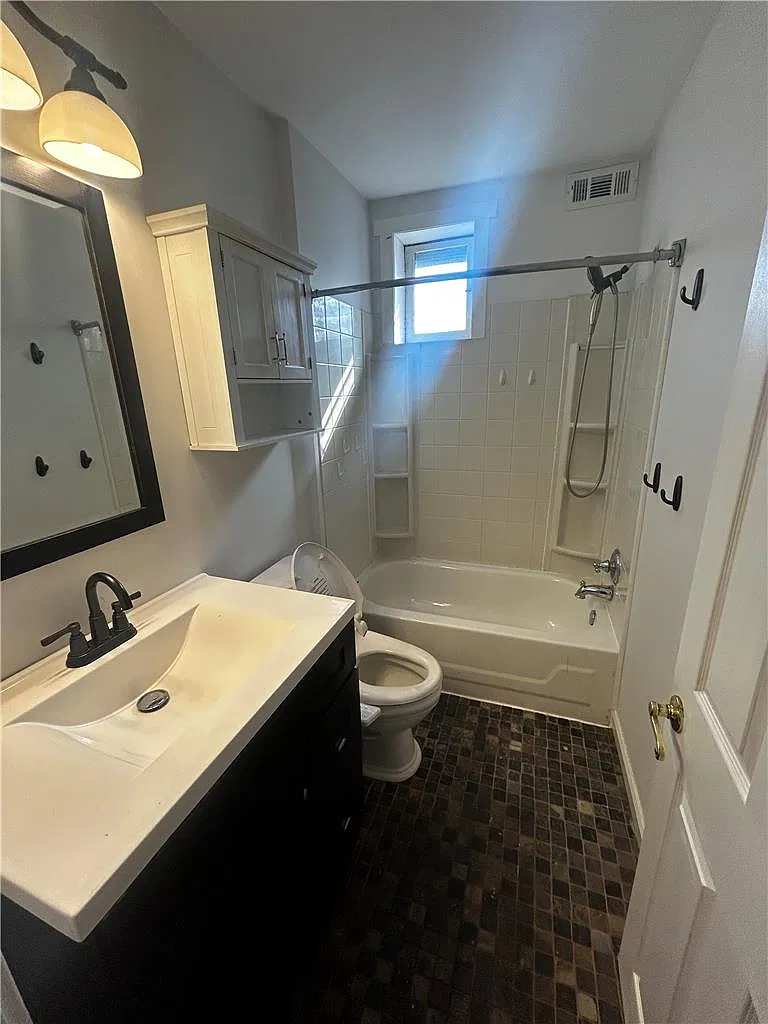 3 bed, 1.0 bath, 2006 sqft, $2,000 — Photo 4
