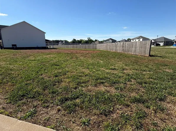 584 Yulan Cir, Bowling Green, KY 42104