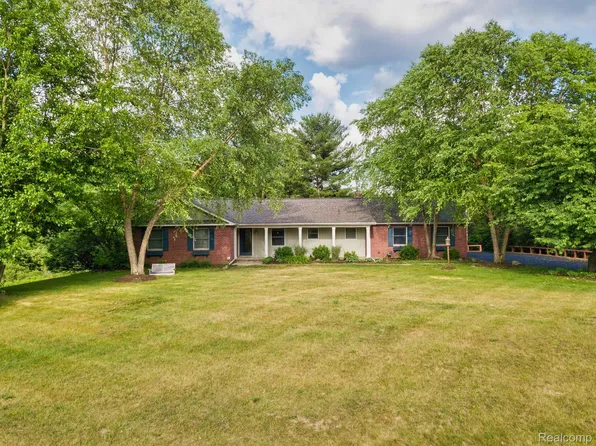 9787 York Woods Dr, Saline, MI 48176