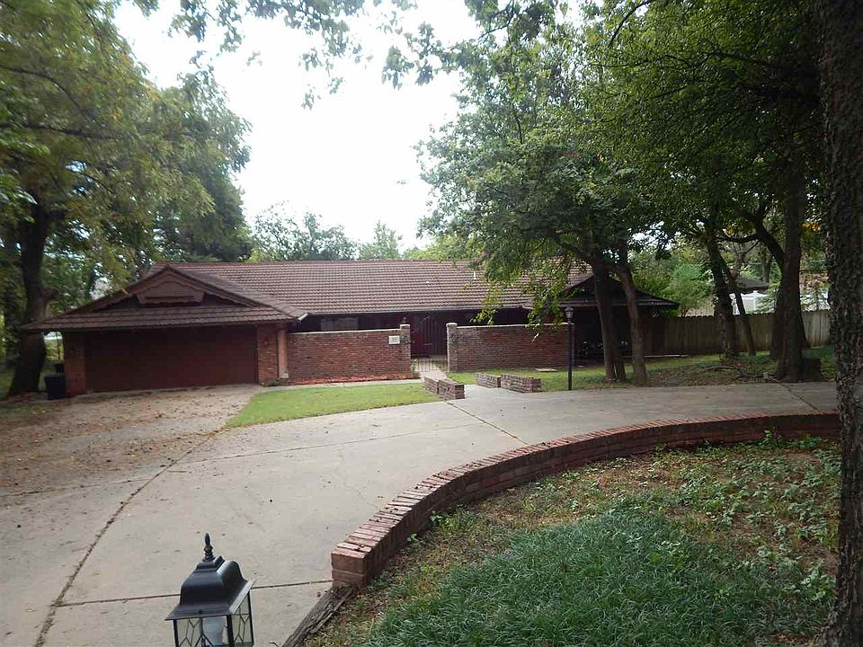 1st image of 23 Woodlands Dr